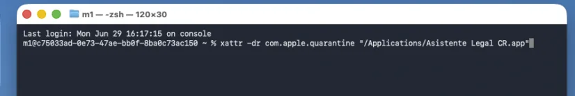 Terminal de macOS con el comando xattr pegado