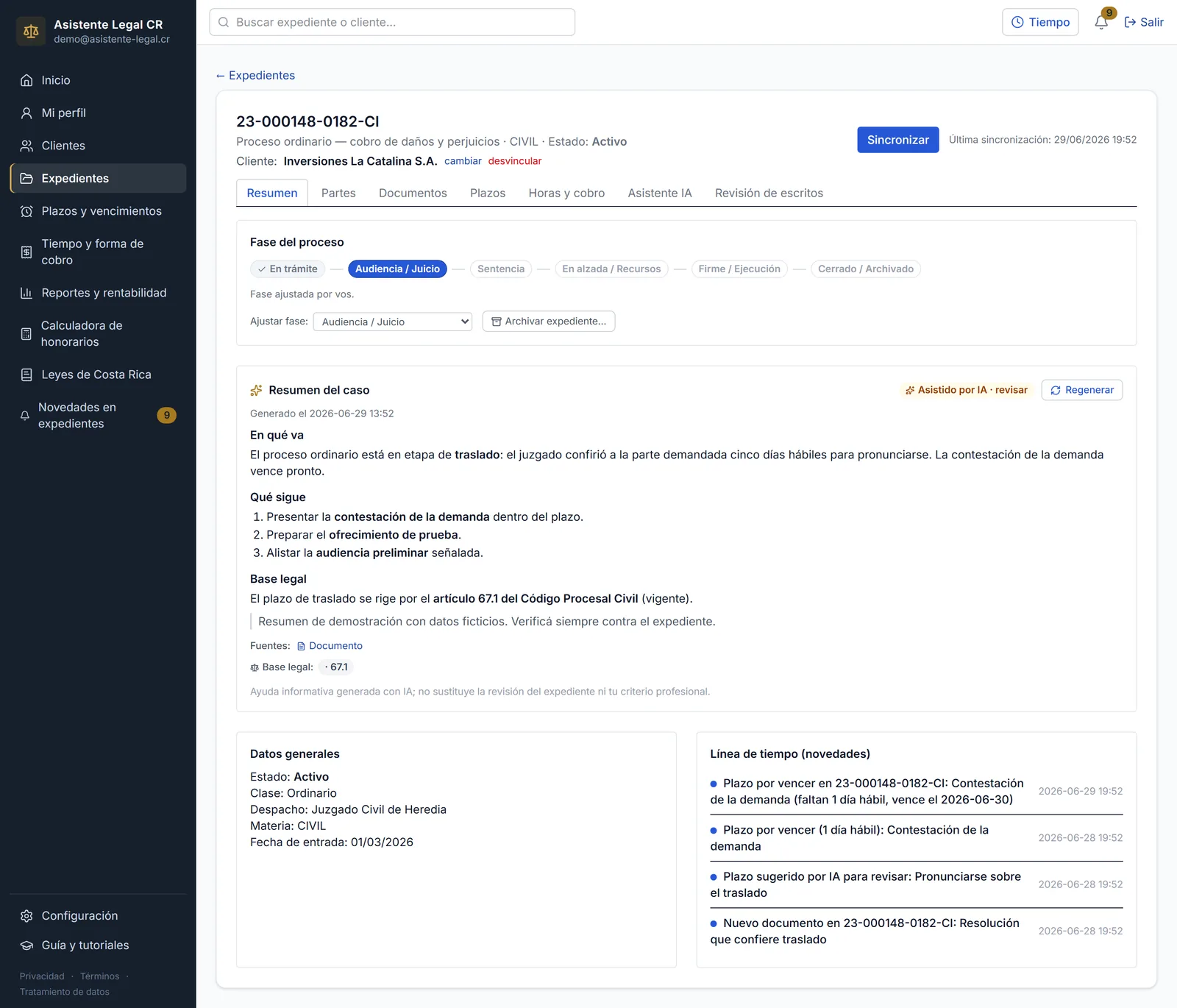 Vista del detalle de un expediente con sus pestañas y la tarjeta de resumen IA