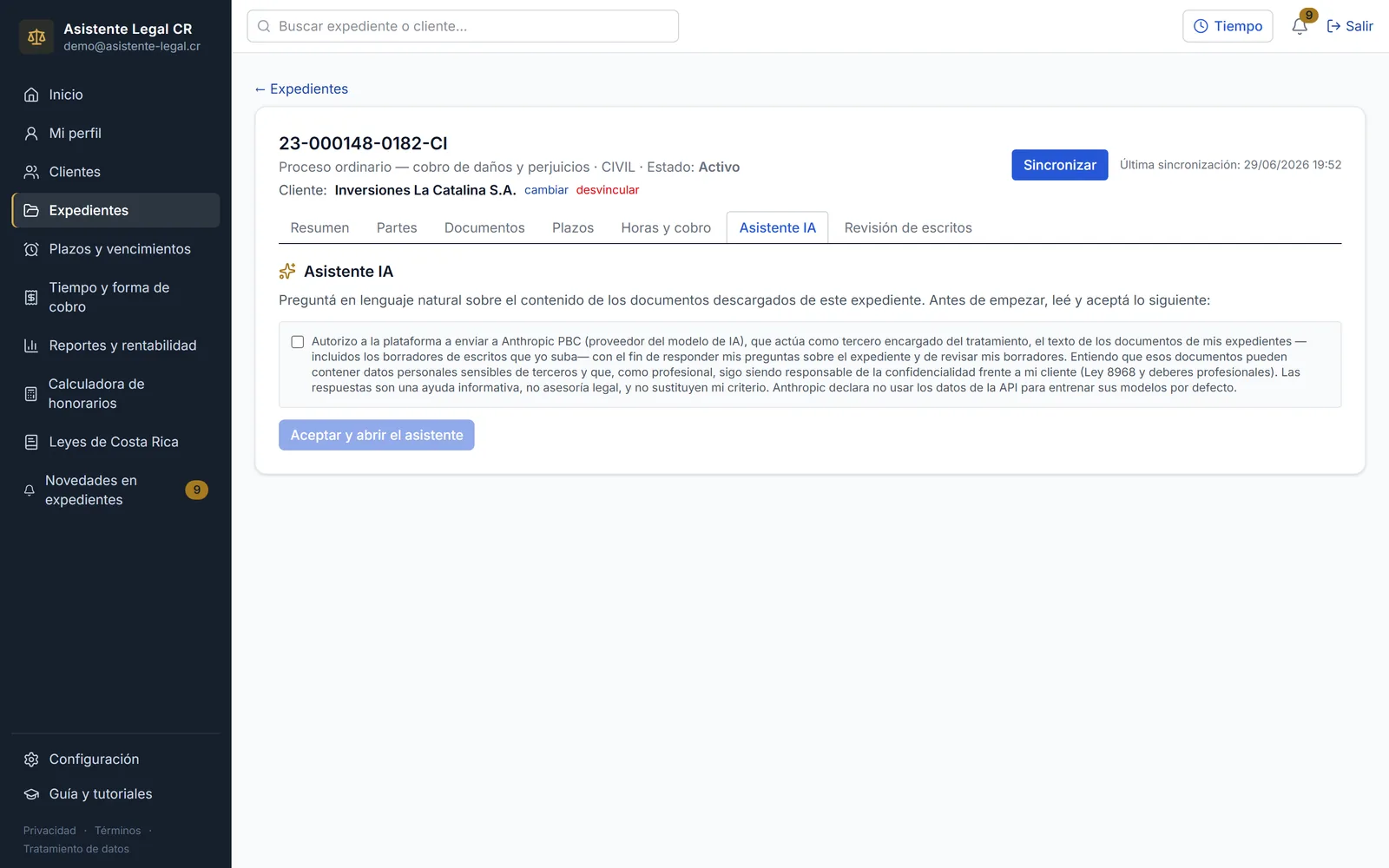 Pestaña Asistente de IA con plantillas y un resultado con citas a los documentos fuente